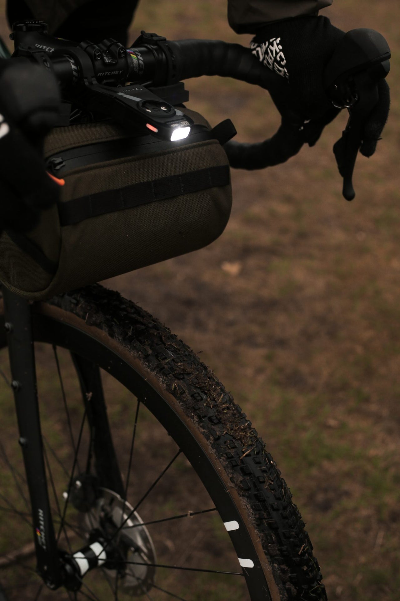 MOON Forlygte 400 lumen integreret computerholder